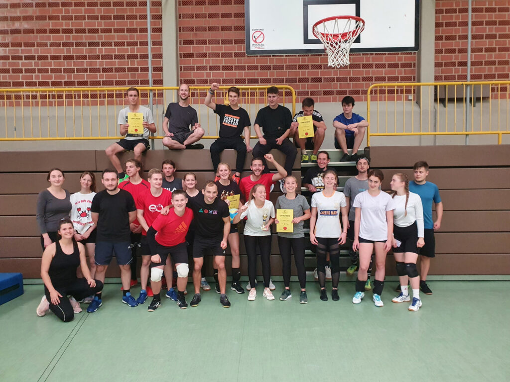 Foto der Mannschaften aus dem Hanauer Land bei der Landesvolleyballmeisterschaft 2021