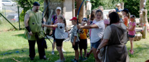 Bild vom Jungschartag 2023: mit den Wikingern beim Bogenschießen
