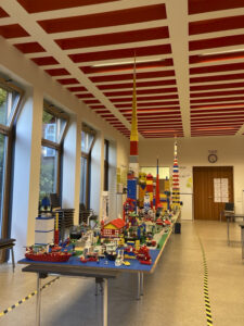 Beispiel für Bausteinewelten - Blick auf eine aus Klemmbausteinen gebaute Stadt