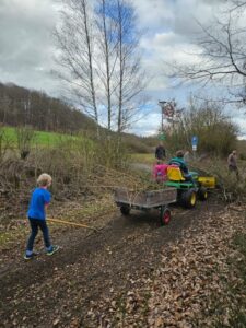 Hecken schneiden beim Einsatztag im Knüll House
