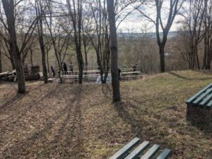 Abbau des Pavillons im Garten beim Einsatztag im Knüll House