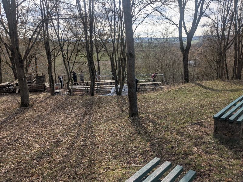 Abbau des Pavillons im Garten beim Einsatztag im Knüll House