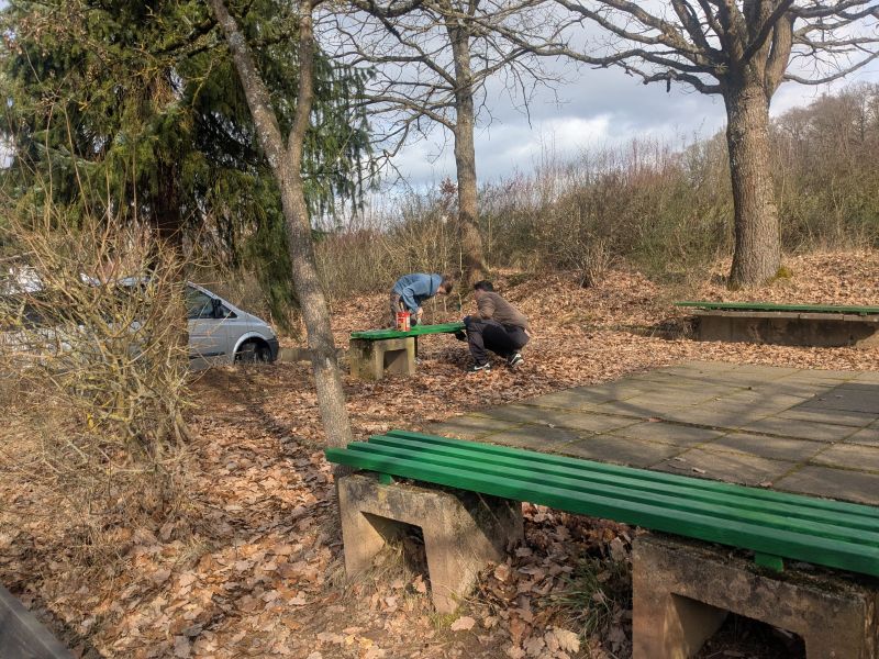 Bänke streichen beim Einsatztag im Knüll House
