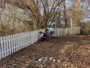 Zaun streichen beim Einsatztag im Knüll House