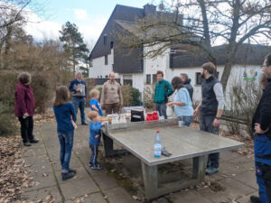 Helferinnen und Helfer beim Einsatztag im Knüll House