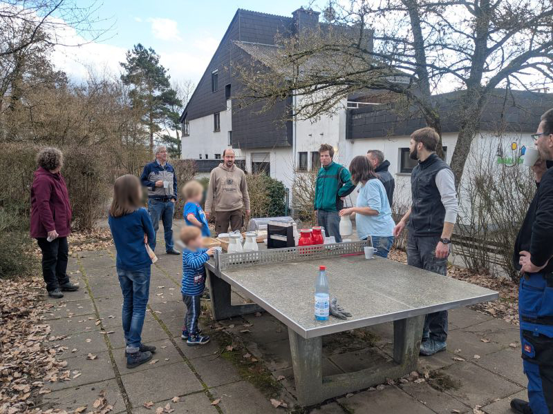 Helferinnen und Helfer beim Einsatztag im Knüll House