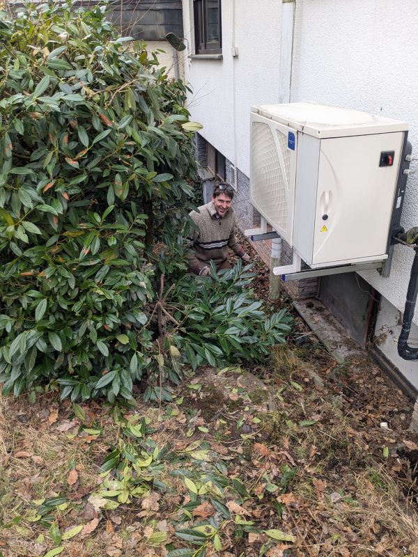 Büsche schneiden beim Einsatztag im Knüll House