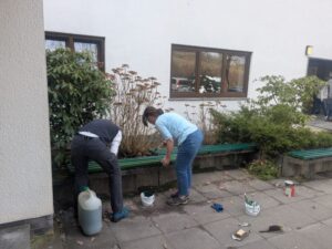 Bänke streichen beim Einsatztag im Knüll House