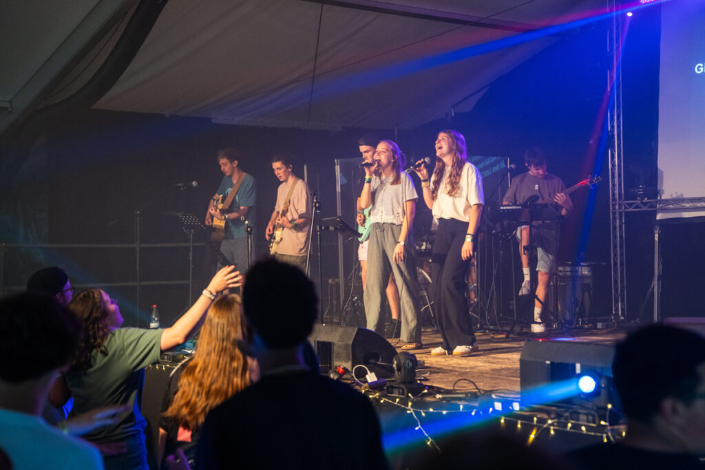 Die Lobpreisband des J-Camp 2025 auf der Bühne