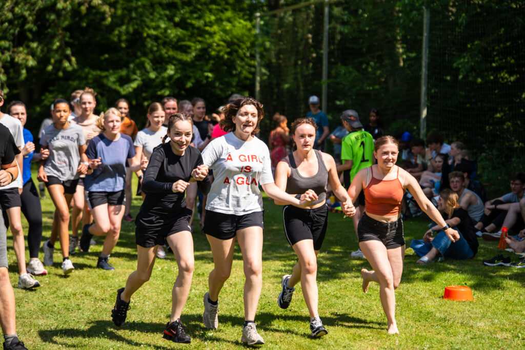 Teilnehmende beim Geländespiel Schwarzer Mann Extrem