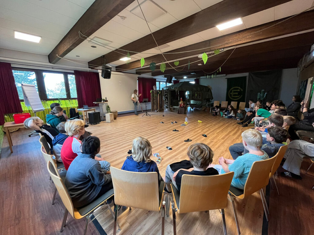 Block ins Plenum bei der Jungscharfreizeit 2025: Ab in den Dschungel!