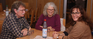 3 Teilnehmende an Meet the People 2025: Body & Soul am Tisch im Gespräch